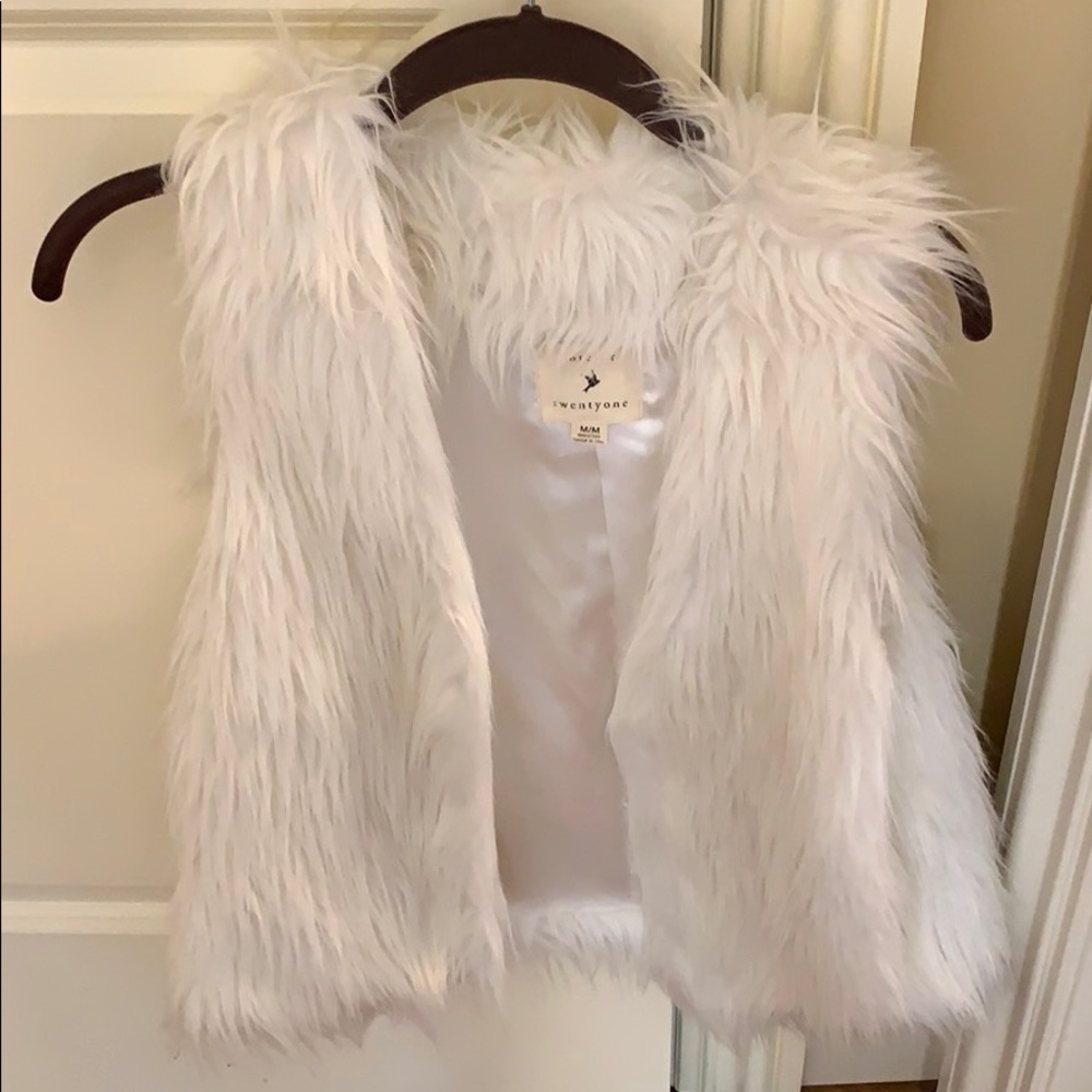 Vest.. white furry EUC